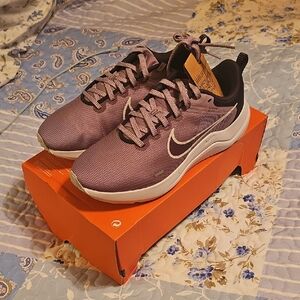 Nike Women’s Downshifter 12. Size 7.5M ,  9W